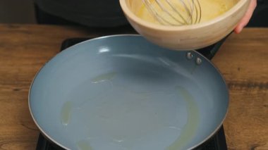 Lezzetli ve kabarık bir omleti yapışmaz tavada kolayca yapmayı öğrenmek için bu detaylı eğitim videosunu izleyin.