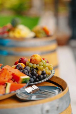 Kırsal varillerde sunulan canlı taze meyvelerin enfes bir karışımı, açık hava etkinlikleri ve toplantılar için mükemmel.