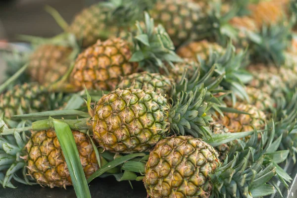 Ananas Ist Morgens Auf Dem Markt Gelb — Stockfoto