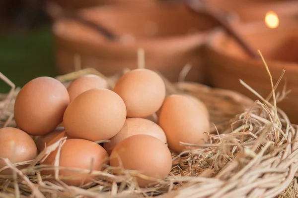 Many eggs are easily bought in the market in the morning.
