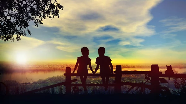 Fiú és lány kezét a háttérben a nyári naplemente a folyón — Stock Fotó