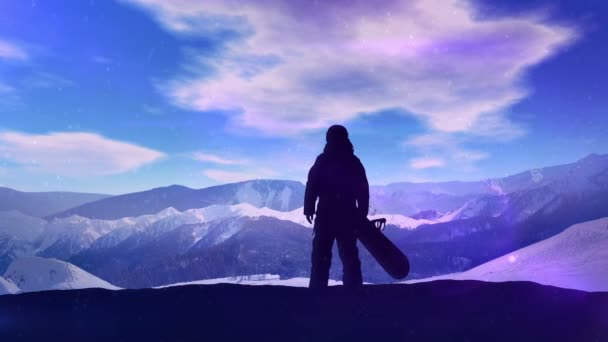 Donker silhouet van een snowboarder op een achtergrond van besneeuwde bergen. — Stockvideo