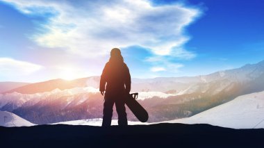 Güneşli karlı dağların arka plan üzerinde bir snowboardcu silueti.