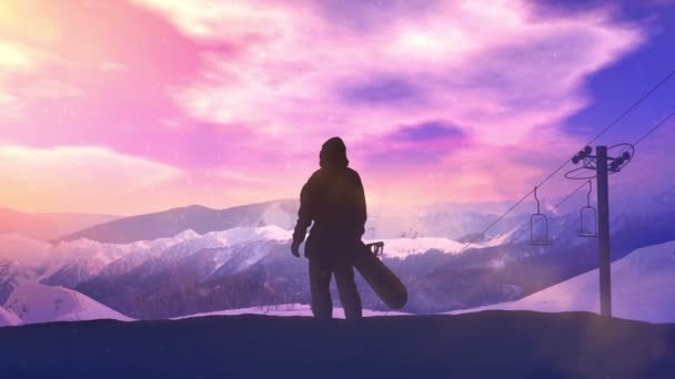 Snowboarder på bakgrunden av en ljus solnedgång i bergen. — Stockvideo