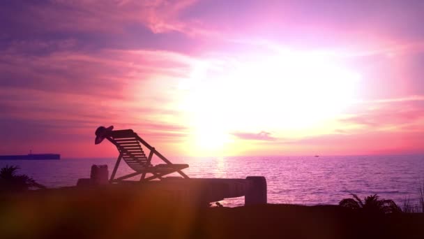 Tomma stranden och solstol på en solnedgång bakgrund. — Stockvideo