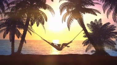 Şafak vakti hamakta bir kadın silueti.