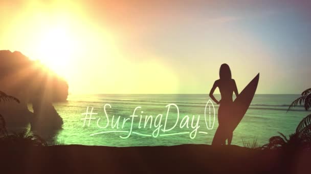 Sylwetka dziewczyny z deską surfingową na tle zachodu słońca. — Wideo stockowe