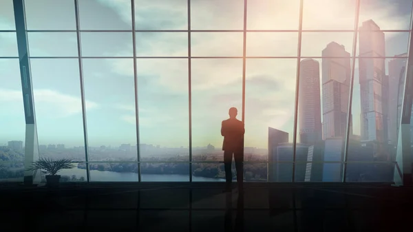 Απέναντι από το πανοραμικό παράθυρο, ένας επιχειρηματίας στέκεται και κοιτάζει προς την απόσταση. — Φωτογραφία Αρχείου