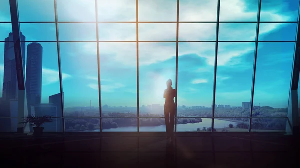 Geschäftsfrau im Hintergrund eines Büro-Panoramafensters. — Stockfoto