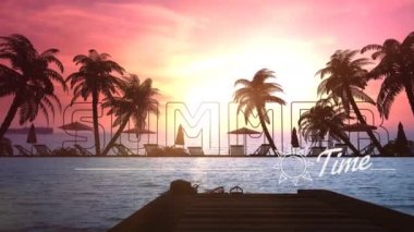 Tatil sezonunda gün batımında boş plajlar.