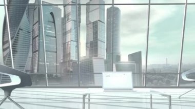 Panoramik pencere arkaplanındaki dizüstü bilgisayardaki bilgi grafiklerini stokla.