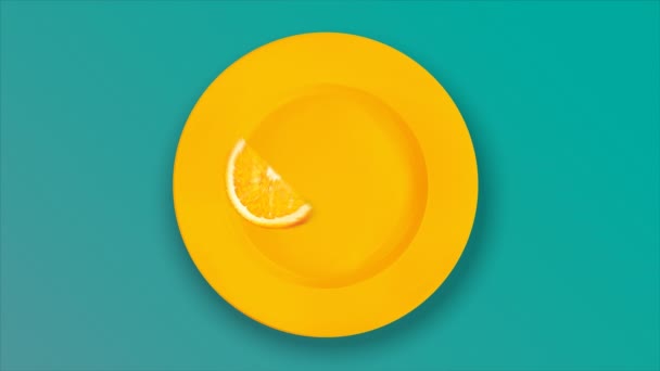 Animacja pomarańczy, jabłka i kiwi, na żółtym talerzu. — Wideo stockowe