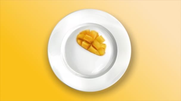 Zusammensetzung der Mango auf einem weißen Teller. — Stockvideo