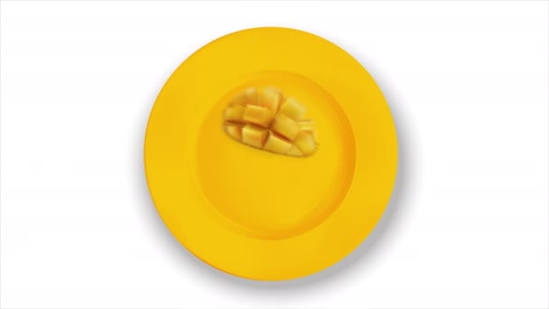 Composición de rodajas de mango y kiwi en un plato. — Vídeos de Stock