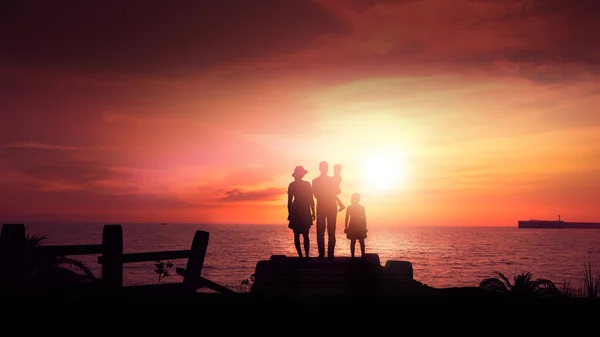 Kızıl günbatımının arka planında bir ailenin silueti. — Stok fotoğraf