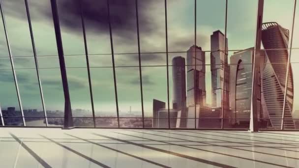 Grande escritório brilhante com janelas panorâmicas na paisagem urbana. — Vídeo de Stock