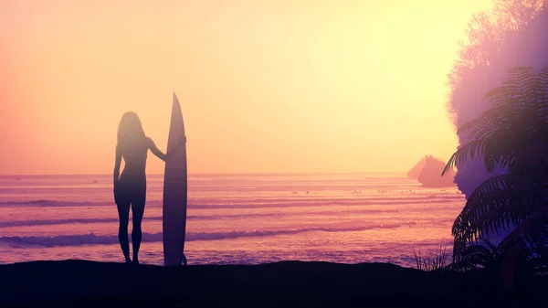 Fata surfer cu o placă pe un fundal apus de soare . — Fotografie, imagine de stoc