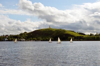 Yelkenli gölet Nizhny Tagil şehir üzerinde