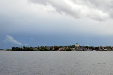 Daha önce bir fırtına Nizhny Tagil gölet