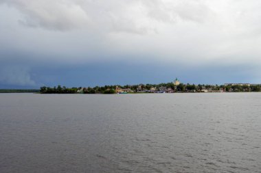 Daha önce bir fırtına Nizhny Tagil gölet