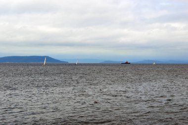 Vladivostok, Primorsky Krai / Rusya - 8 Temmuz 2018: Yelkenli tekne Amur Bay