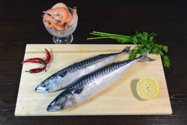 bir ahşap tahta üzerinde taze uskumru