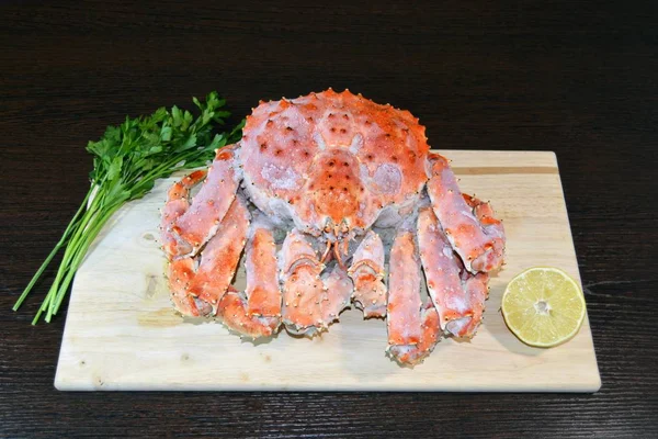 切菜板上的冷冻王蟹 — 图库照片