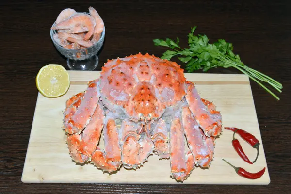 Bir kesme tahtası üzerinde donmuş Kral Yengeç