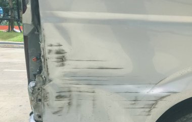 kazada yan aracın çizik