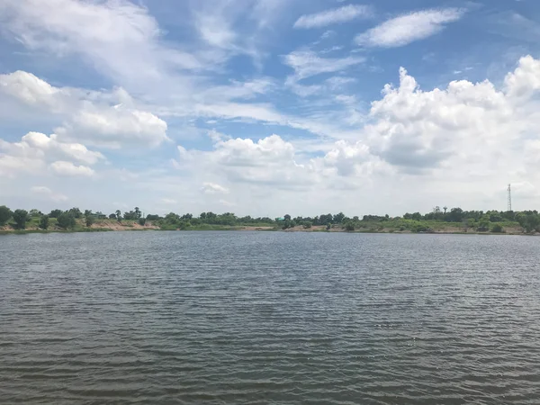 태국에서 큰 연못과 신선한 푸른 하늘 — 스톡 사진