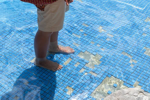 Primer plano de los pies de los ancianos en las aguas termales —  Fotos de Stock