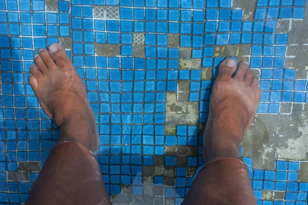 Primer plano de los pies de los ancianos en las aguas termales —  Fotos de Stock