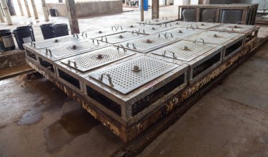 fabrikada kauçuk lateks yastık metal kalıp