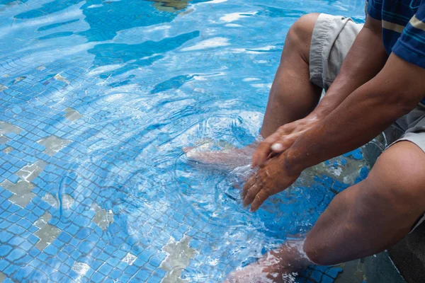 Primer plano de los pies de los ancianos en las aguas termales —  Fotos de Stock