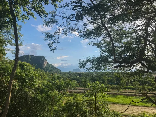 Natyre escena pequeña montaña en Phatthalung, Tailandia — Foto de Stock