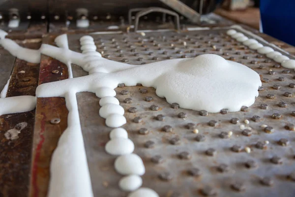 Pracownik wypełnić formy metalowe z gumy lateksowej poduszki w fabryce — Zdjęcie stockowe
