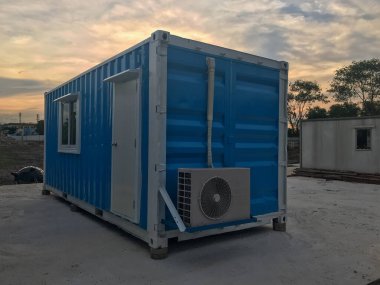 İnşaat alanında taşınabilir konteynır kutusu