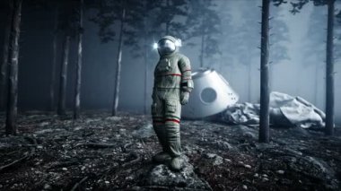 Astronot sis gece ormanda. Korku ve dehşet. yere iniş. 4 k animasyon.