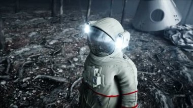 Astronot sis gece ormanda. Korku ve dehşet. yere iniş. 4 k animasyon.