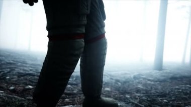 Astronot sis gece ormanda. Korku ve dehşet. yere iniş. 4 k animasyon.