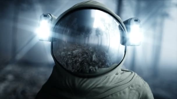 霧の夜の森で宇宙飛行士。不安と恐怖。着陸地点。4 k のアニメーション. — ストック動画