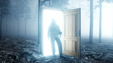 Astronot sis gece ormanda. Işık portal kapı. yere iniş. 4 k animasyon.