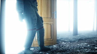 Astronot sis gece ormanda. Işık portal kapı. yere iniş. 4 k animasyon.