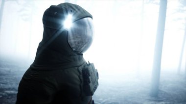 Astronot sis gece ormanda. Korku ve dehşet. yere iniş. 4 k animasyon. 3D render.