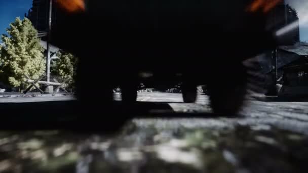 Dinosaurier-Rex läuft in zerstörter Stadt hinter dem Auto her. Dinosaurier-Apokalypse. Zukunftskonzept. realistische 4k-Animation. — Stockvideo