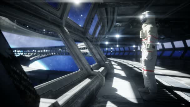 Allein Astronaut im futuristischen Weltraumkorridor, Raum. Blick auf die Erde. Filmmaterial in 4k. — Stockvideo