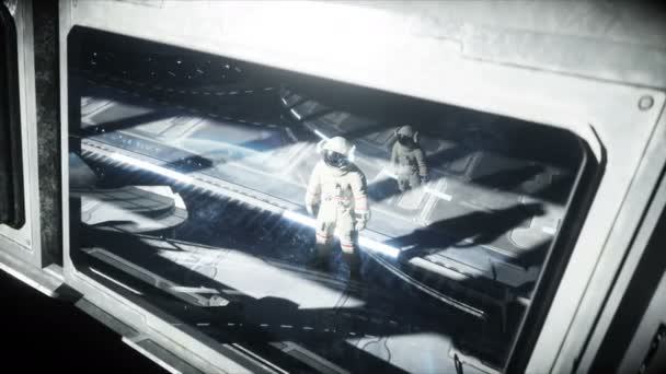 미래의 우주 복도에 홀로 있는 우주비행사, 방. 지구를 보는 시각. 영화 4k 필름. — 비디오