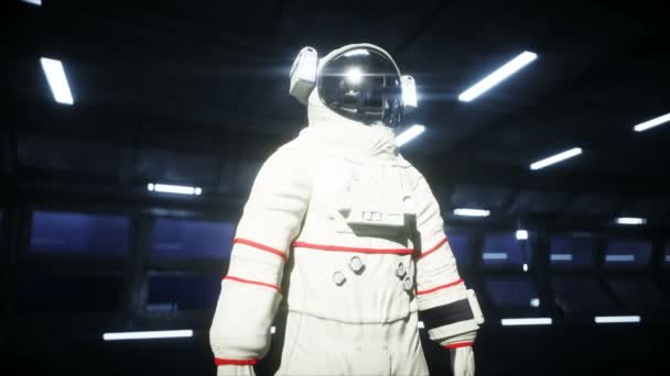 Ensam astronaut i futuristisk rymd korridor, rum. Utsikt över jorden. Filmklipp från 4k. — Stockvideo