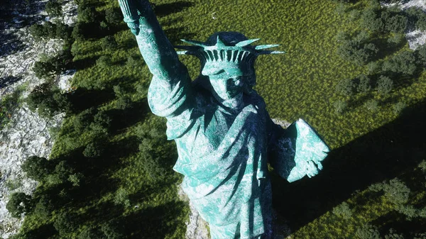 Ciudad futurista y estatua de la libertad. Concepto futuro. Vista aérea. renderizado 3d . —  Fotos de Stock