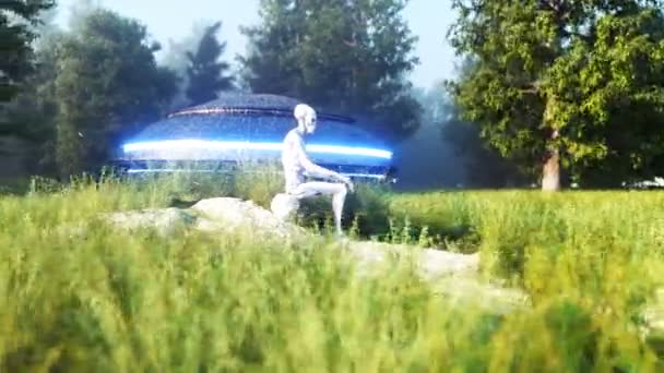 Смішний інопланетянин сидить у лісі. Реалістична анімація 4k . — стокове відео